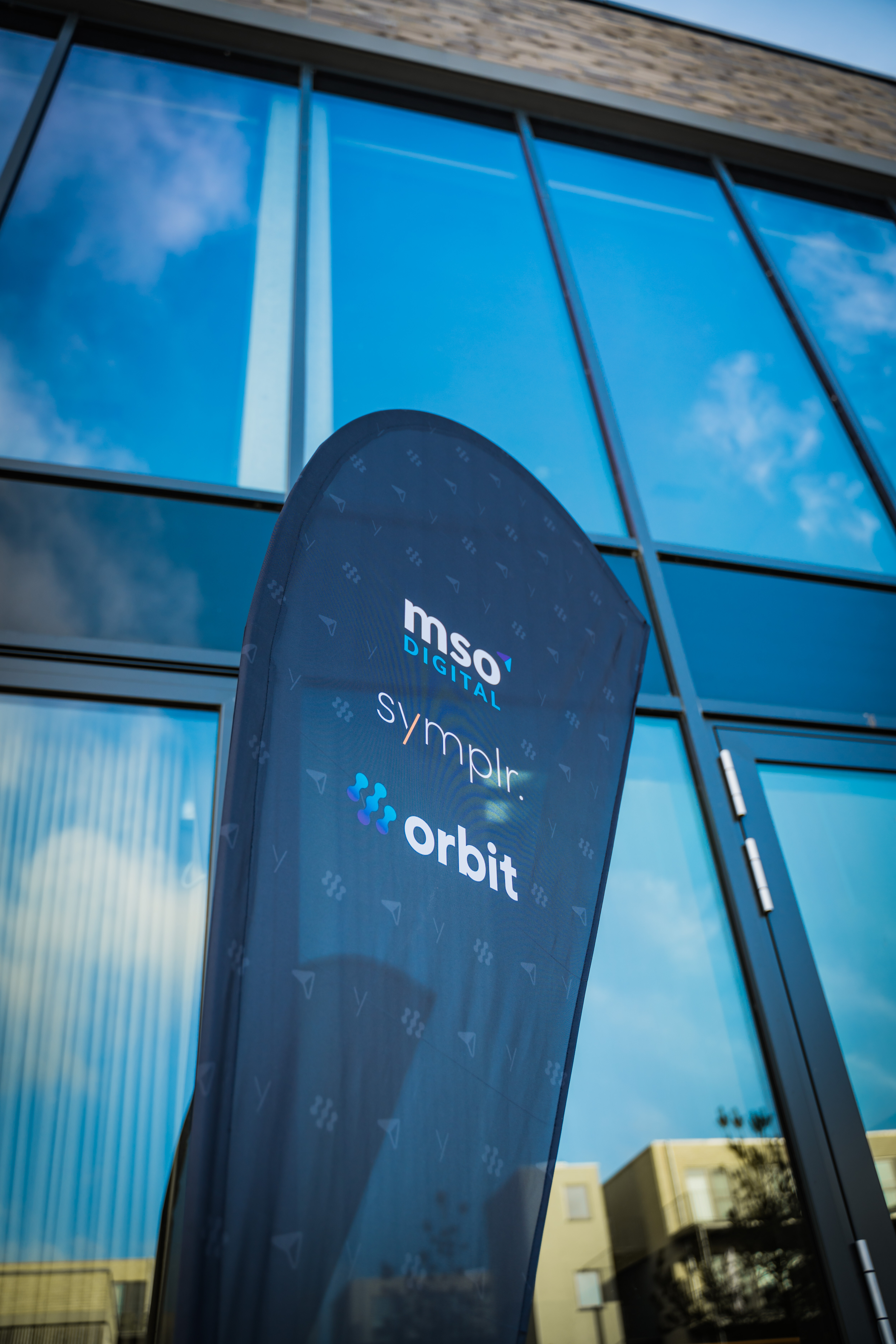 Ein Foto einer Beachflag mit dem Logo von orbit als Teil von mso digital